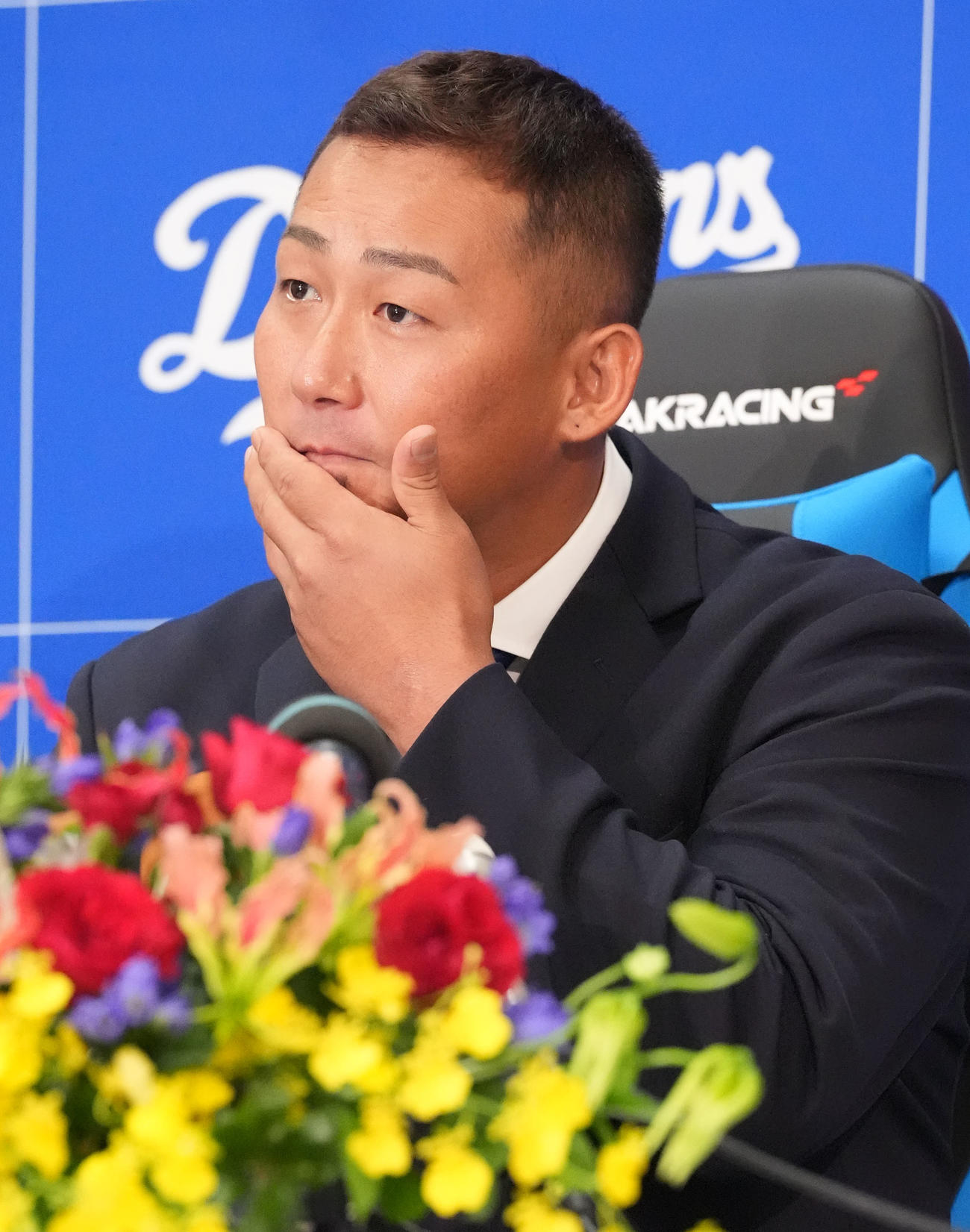 現役引退を表明し会見する中田（撮影・森本幸一）