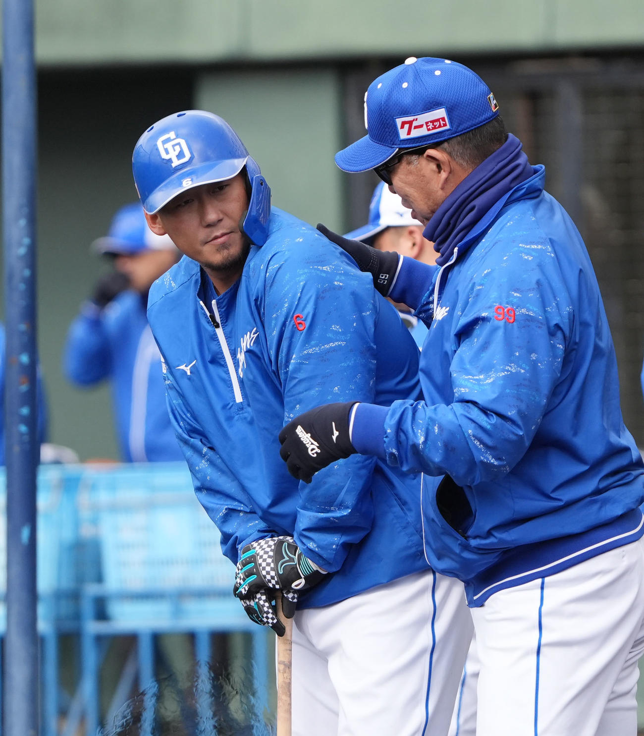 井上監督と言葉を交わす中田（左）（撮影・森本幸一）