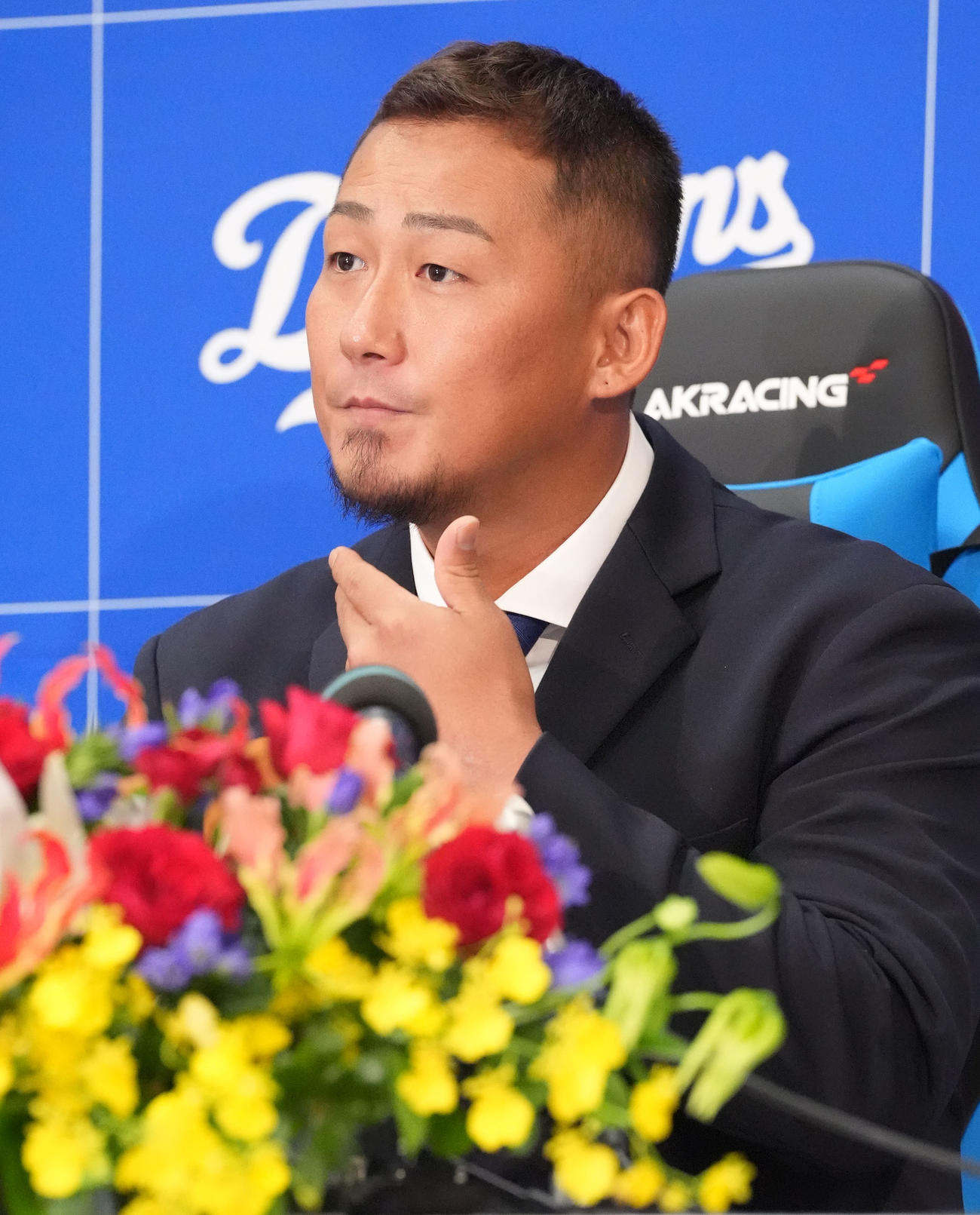 現役引退を表明し会見する中田（撮影・森本幸一）