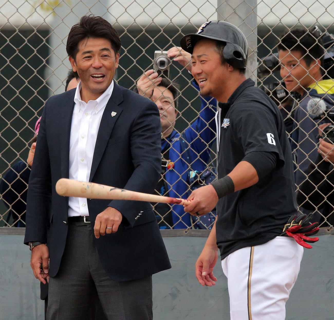 2018年2月12日米アリゾナ春季キャンプ　日本ハム中田（右）は侍ジャパン稲葉監督と練習途中で談笑する
