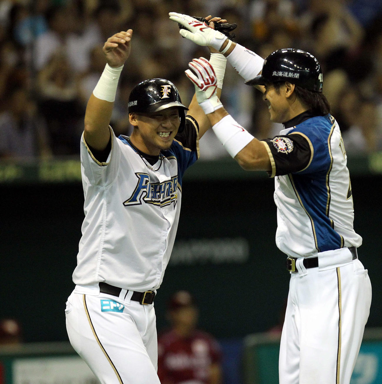 2011年7月20日　本ハム対楽天　4回裏日本ハム無死一塁、2点本塁打を放った稲葉（右）を笑顔で出迎える中田