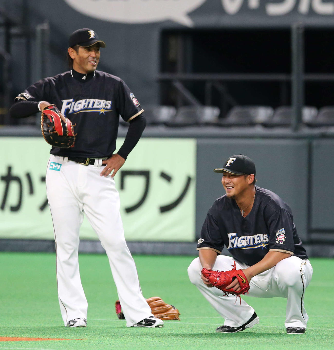 14年10月7日　練習中に談笑する日本ハム稲葉（左）と中田