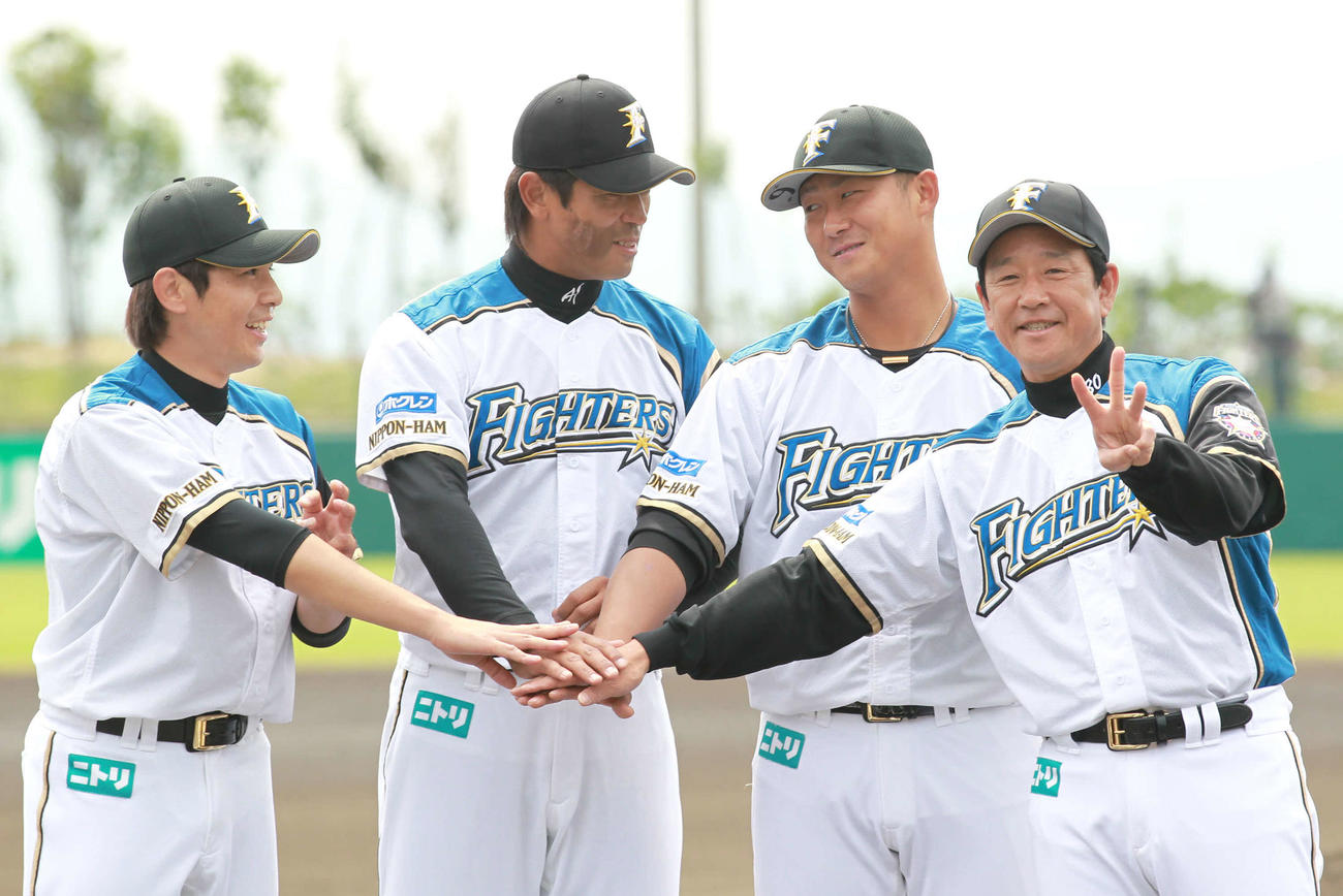 2013年2月14日　WBC壮行セレモニーで稲葉（左から2人目）に流し目を送る中田（同3人目）。左端は武田勝、右端は3連覇の3を示す栗山監督