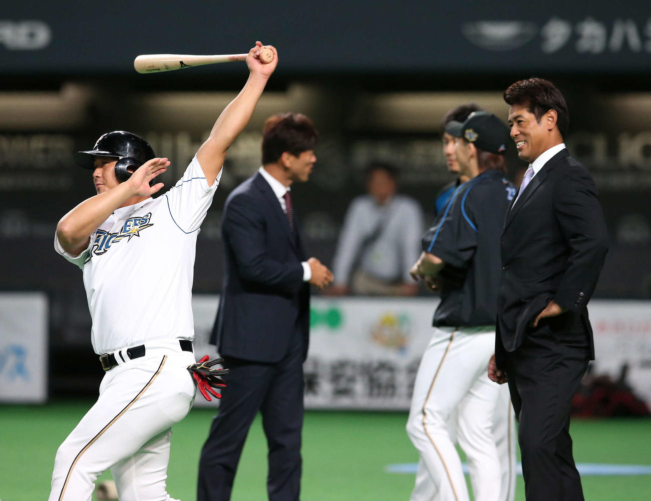 2016年9月19日　日本ハム中田（左）を指導する稲葉SCO