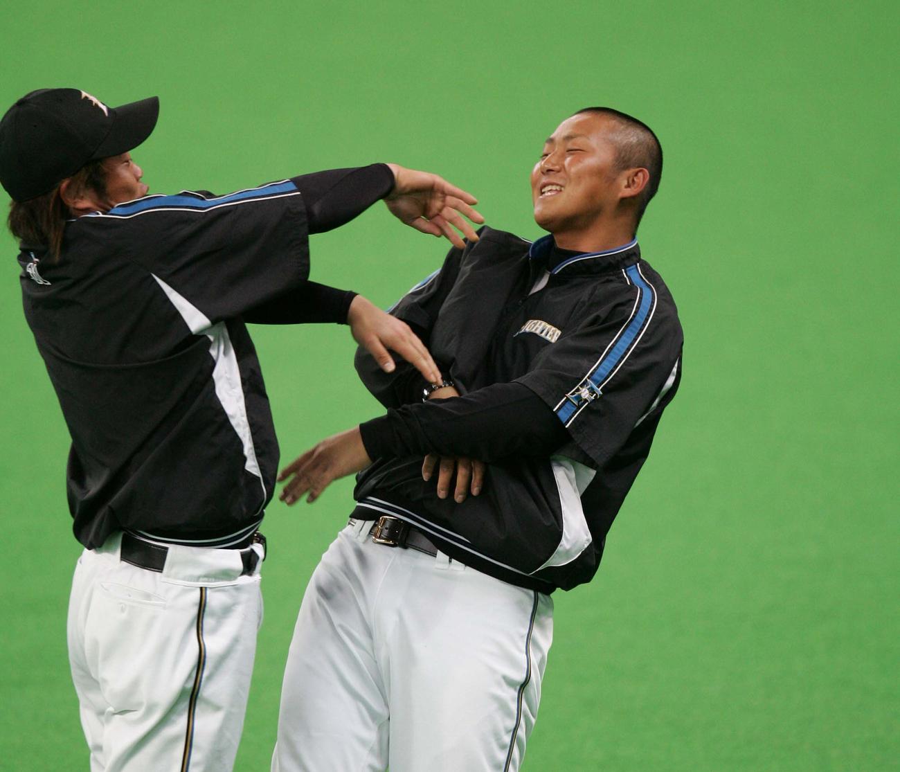 練習前、小谷野栄一（左）とふざける中田翔（2008年3月4日撮影）