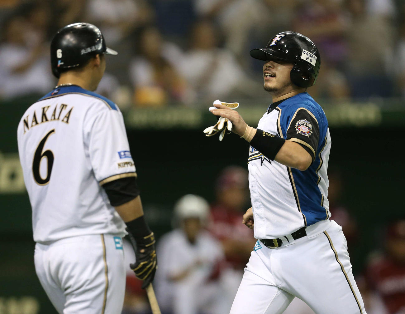 日本ハム対楽天　7回裏日本ハム2死二塁、生還した小谷野栄一（右）は中田翔の出迎えに笑顔（2012年6月28日撮影）