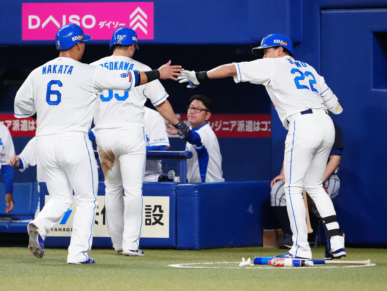 中田（左）とタッチを交わす大野（2024年4月3日撮影）