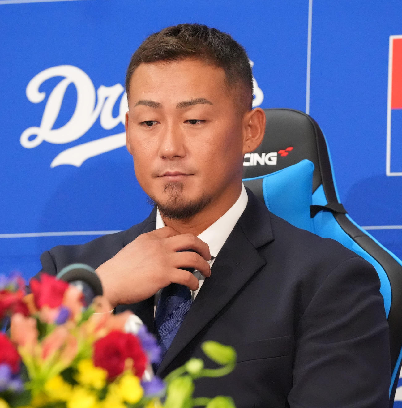 現役引退を表明し会見する中田（撮影・森本幸一）