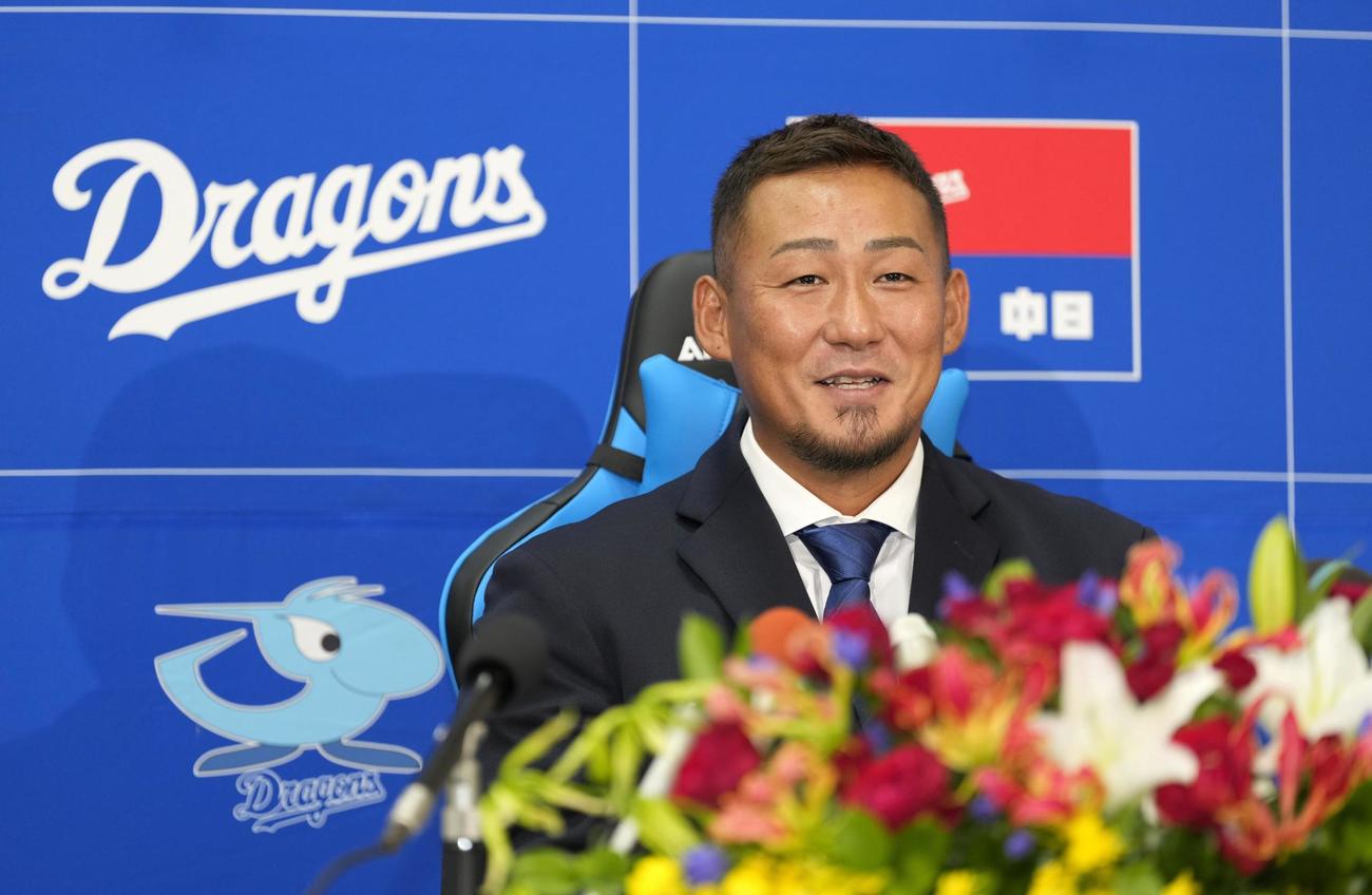 今季限りでの現役引退について、記者会見する中日の中田翔（共同）