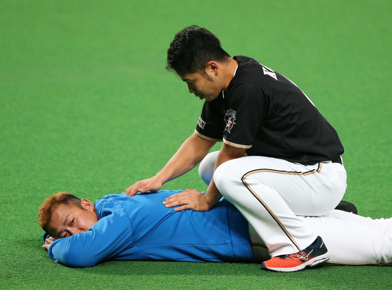 2018年10月7日　近藤健にマッサージしてもらう日本ハム中田勝