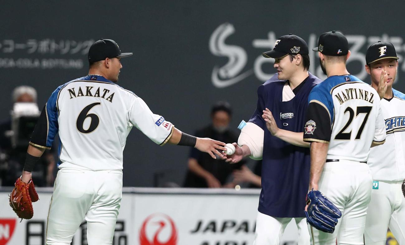 2020年9月5日　試合後、中田（左）からウイニングボールを受け取る有原