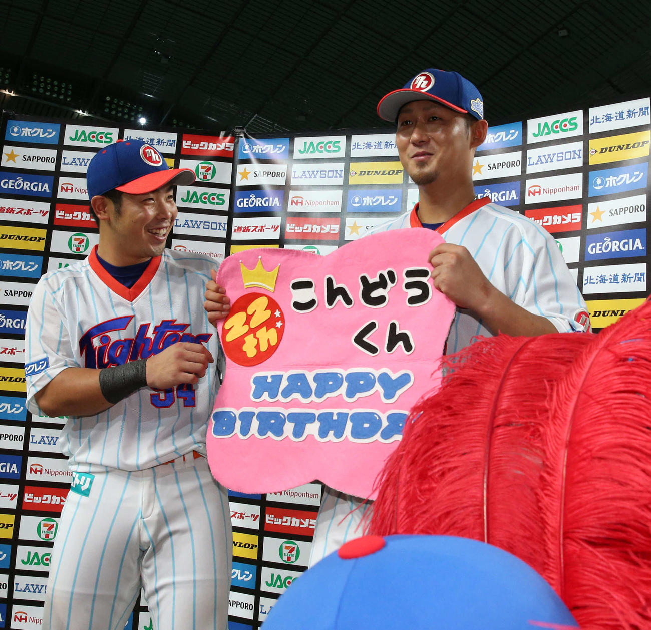 2015年8月9日　22回目の誕生日を迎えた近藤（左）を祝う中田