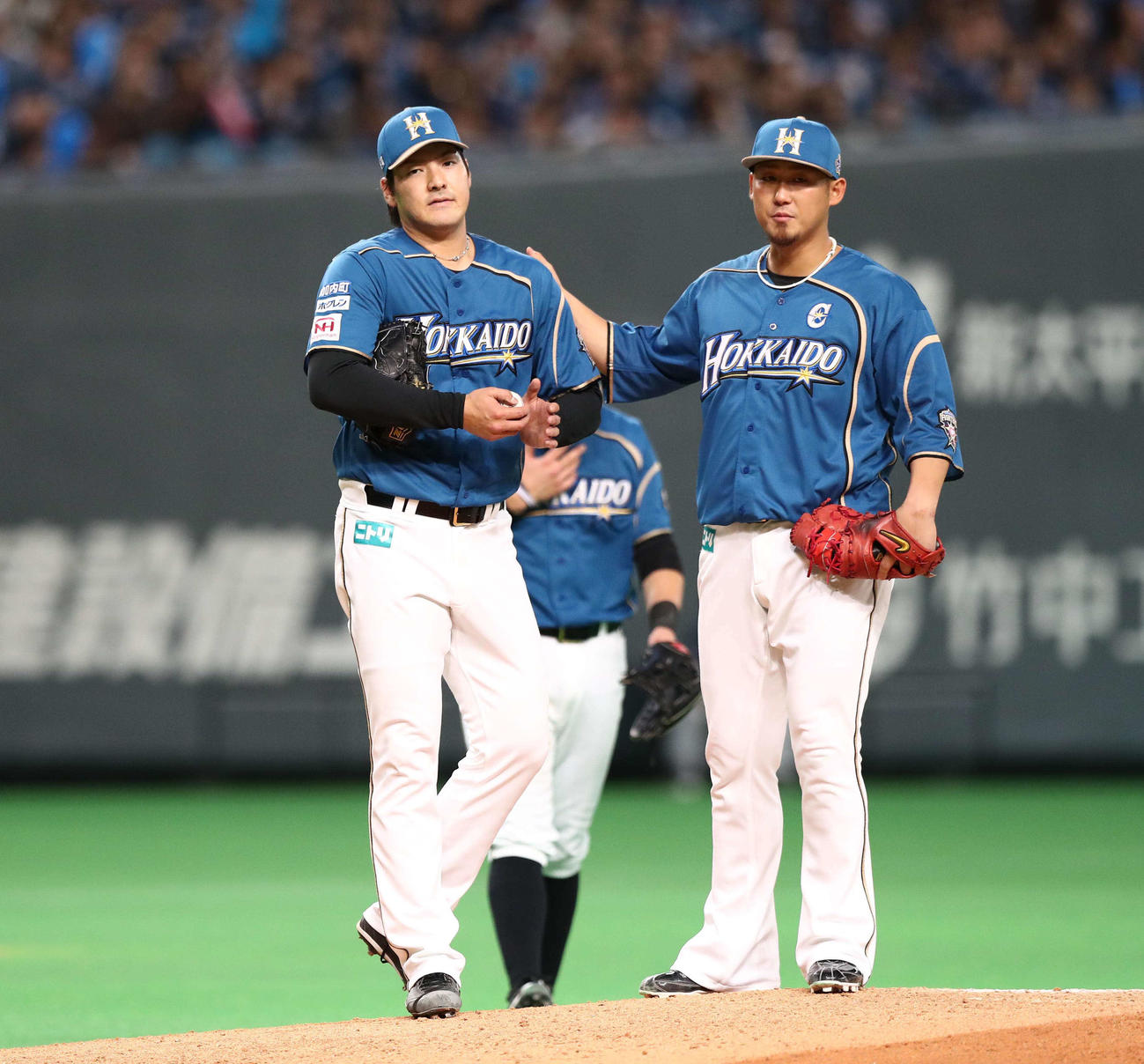 2018年5月19日　７回途中降板の有原（左）は中田に肩をたたかれる