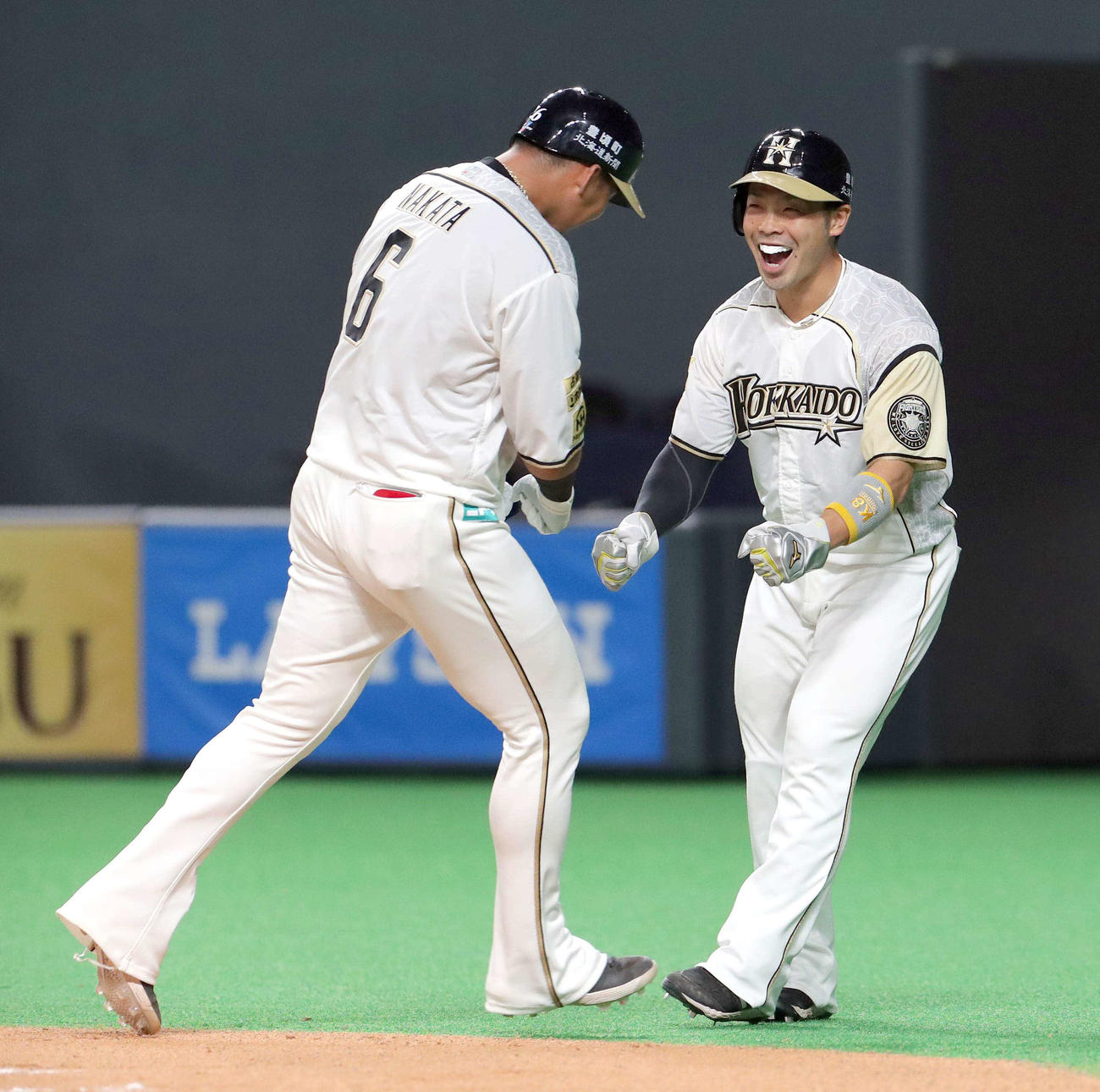 2020年8月18日　中田は勝ち越しとなる左越え2点本塁打を放ち近藤（右）に出迎えられる