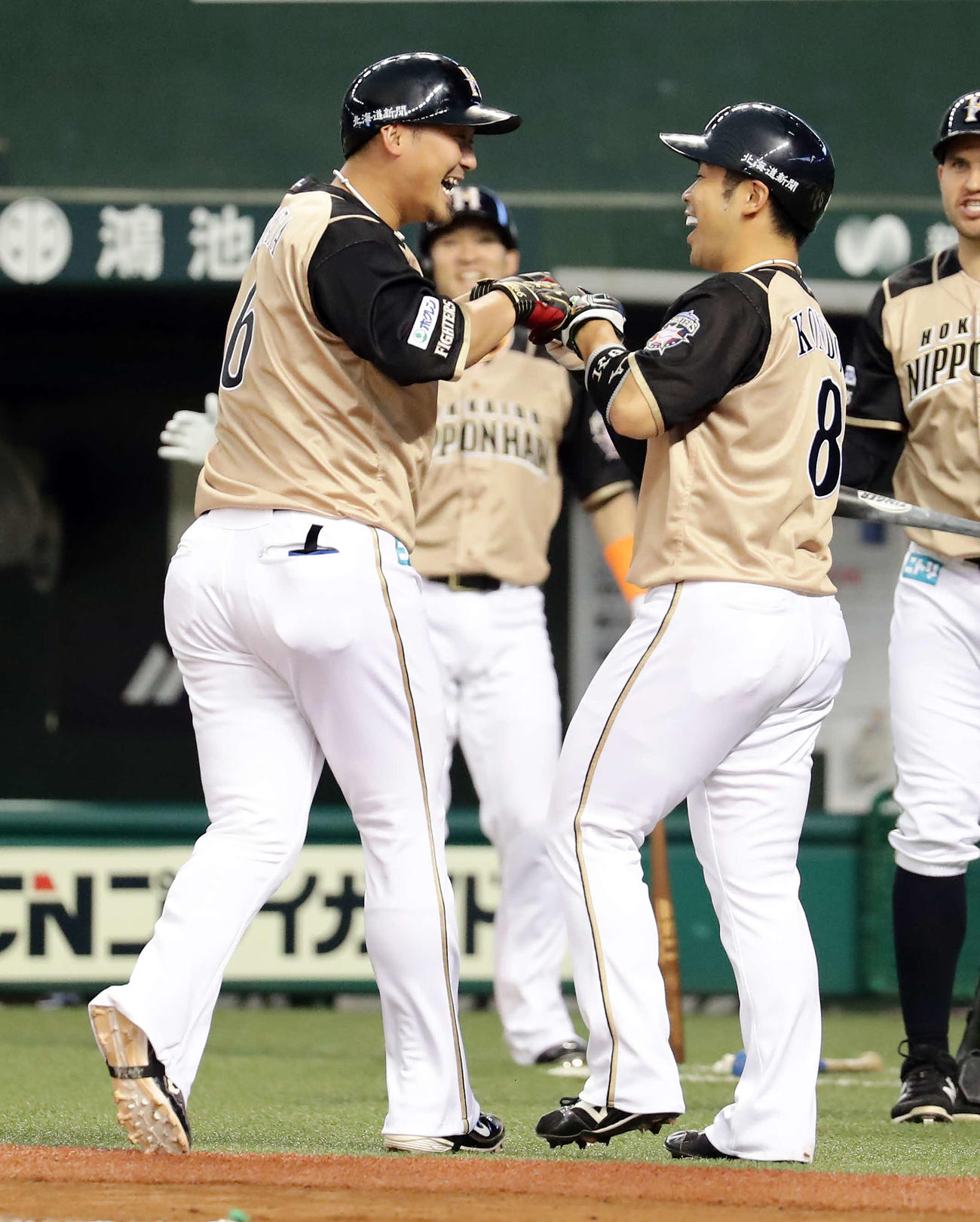 2018年5月25日　中田（左）は先制2点本塁打を放ち、近藤と笑顔でグータッチ