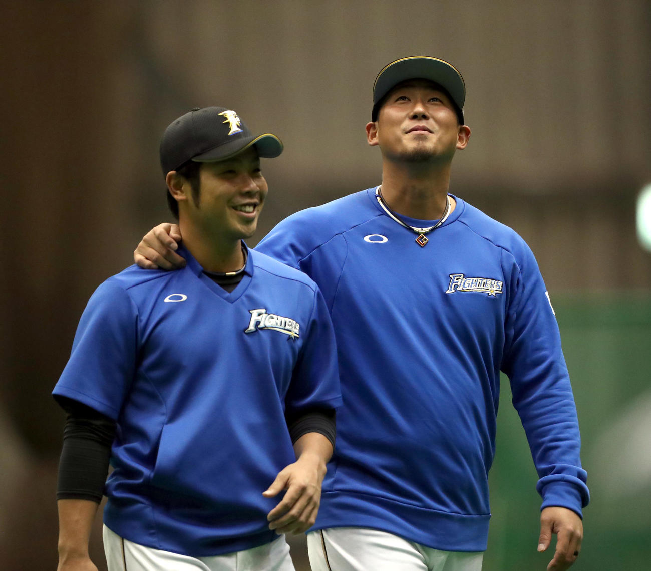 2018年3月5日　ウオーミングアップ中、笑顔を見せる日本ハム中田（右）と近藤（左）　