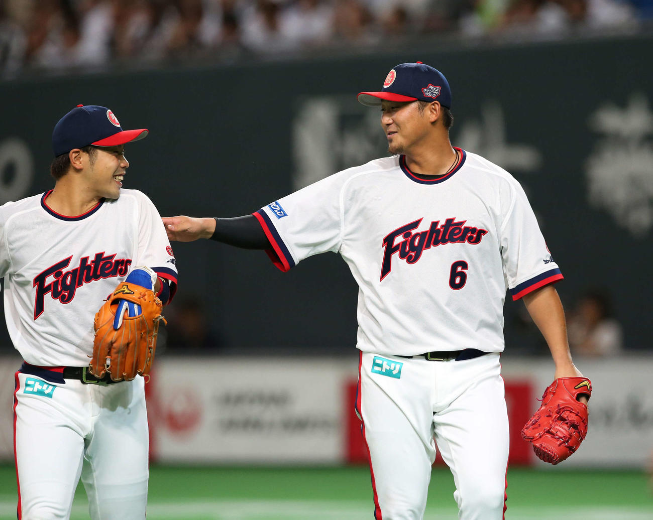 2016年9月18日　無失点で終え笑顔でベンチに戻る中田（右）と近藤