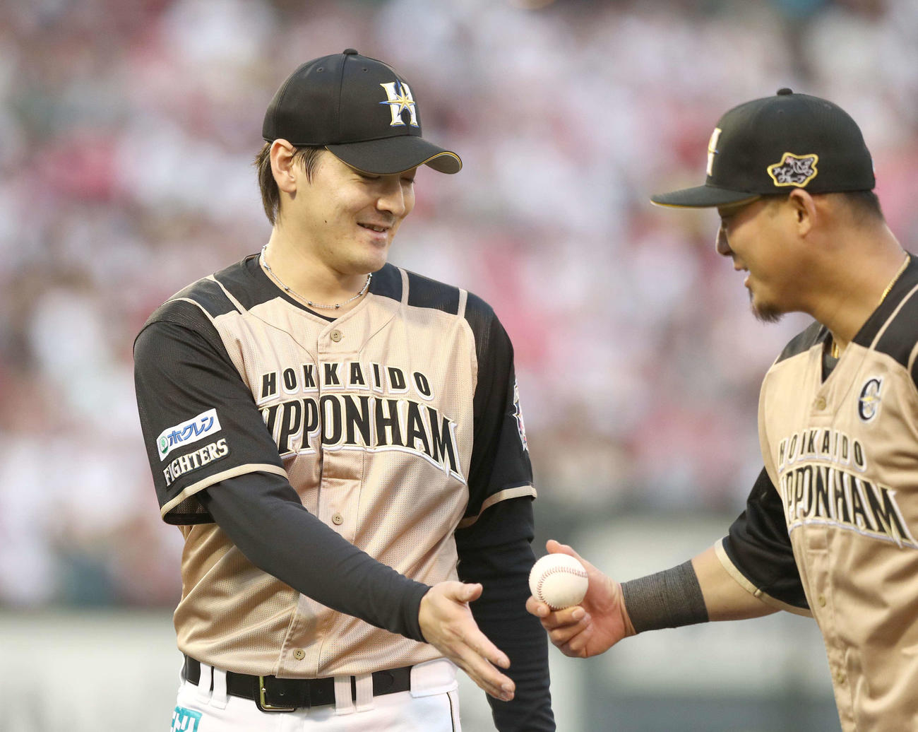 2019年7月5日　楽天戦で辰己を一ゴロにとり笑顔の有原と右は中田