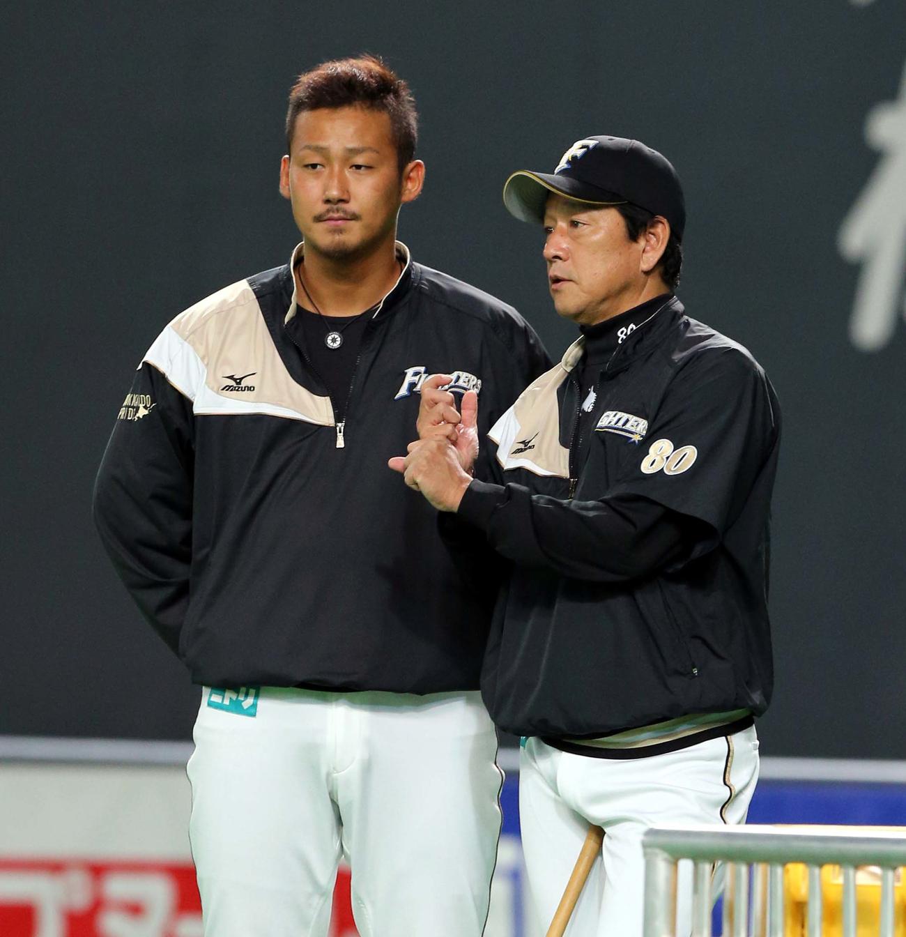 楽天戦の前、栗山監督（右）と話す中田＝13年9月21日