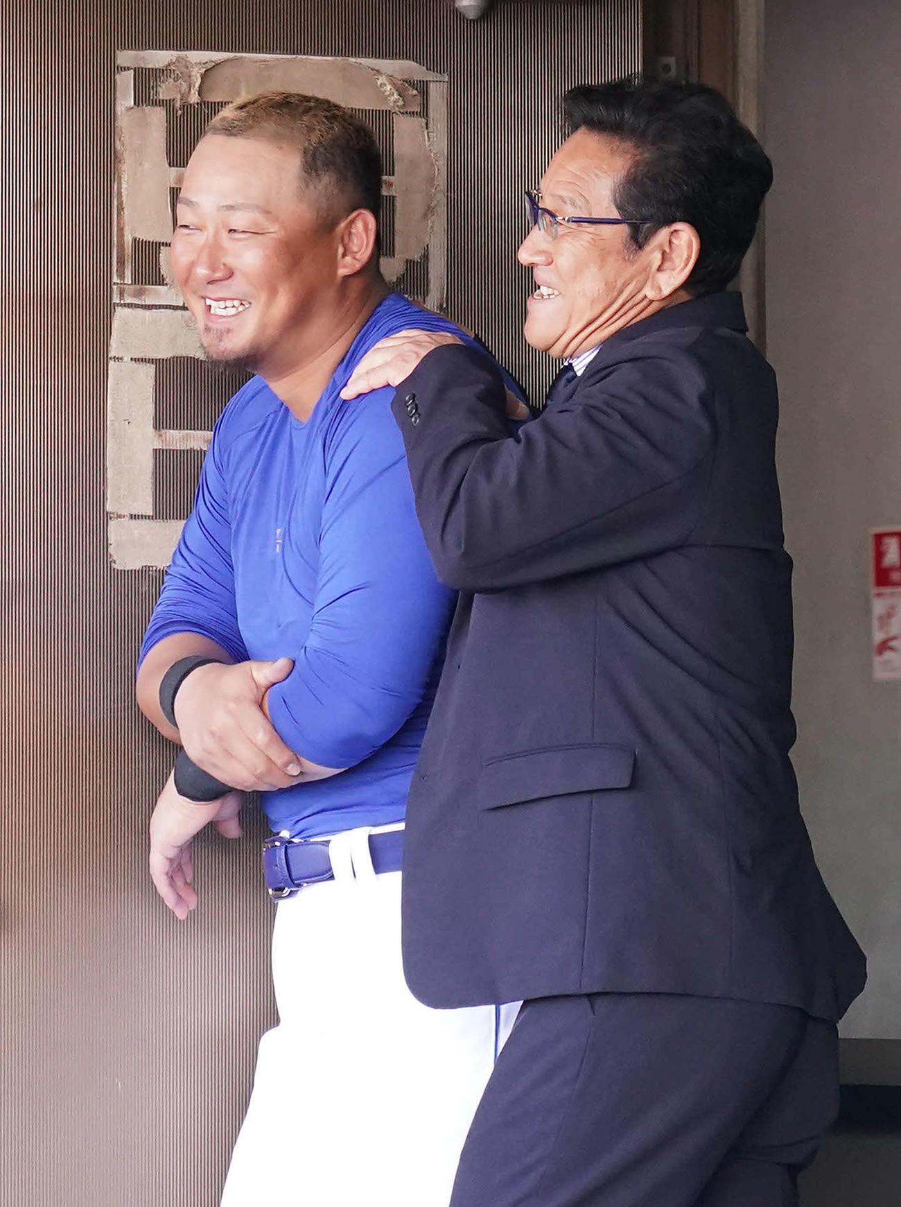中日の沖縄キャンプで栗山英樹氏（右）と言葉を交わす中日中田＝24年2月15日