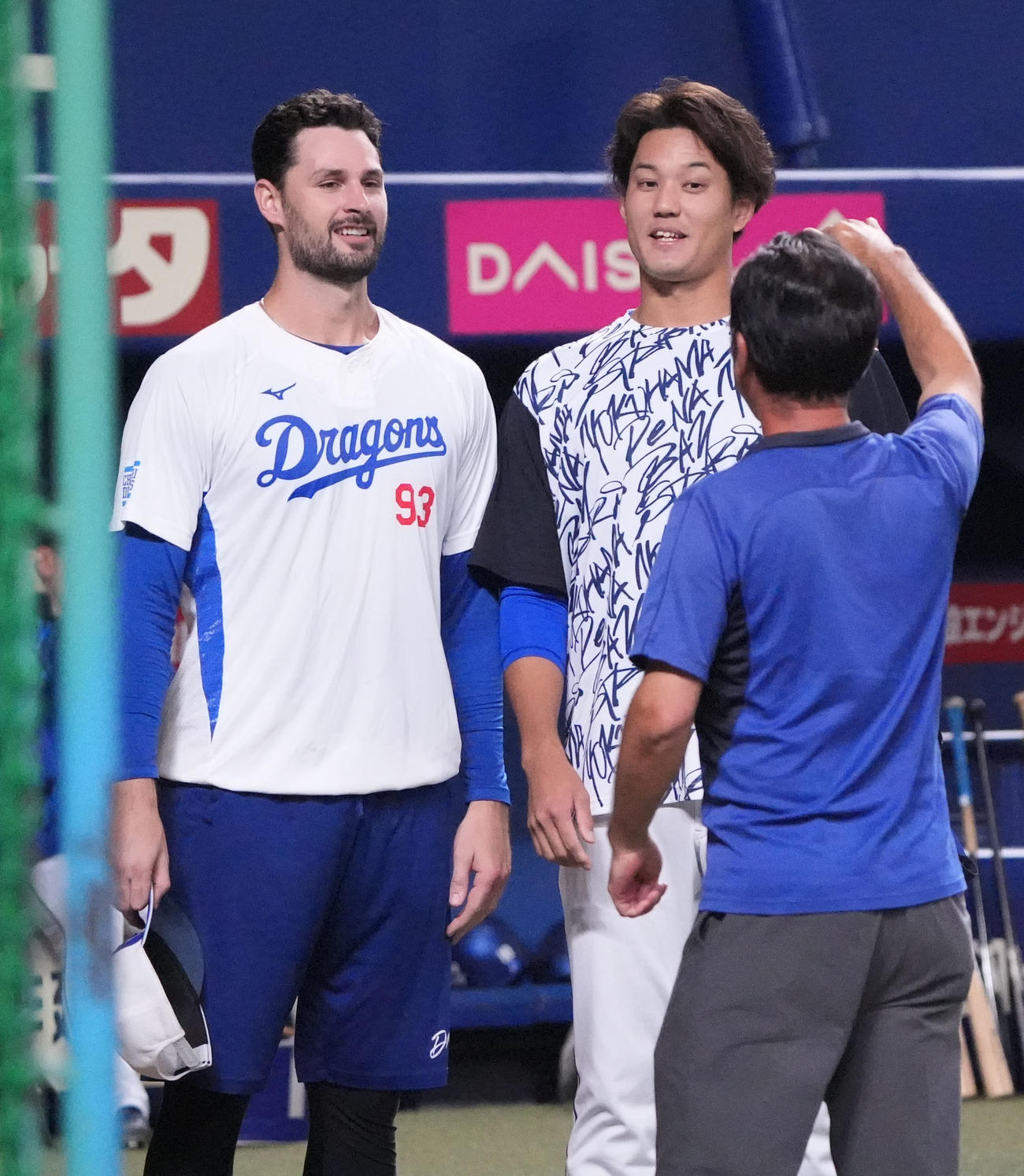 中日対DeNA　試合前、藤浪（右から2人目）はマラーと身長をくらべる（撮影・森本幸一）