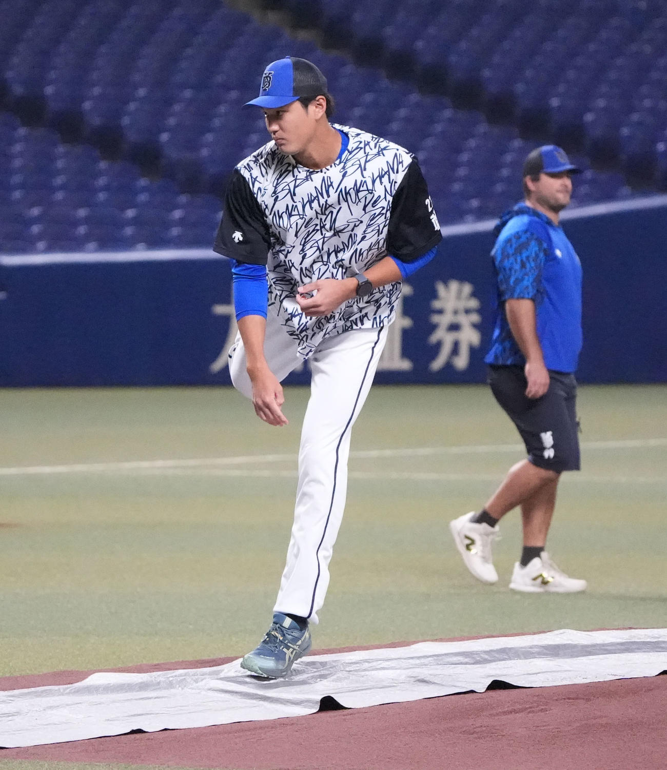 中日対DeNA　試合前、バンテリンドームのマウンドをチェックする藤浪（撮影・森本幸一）