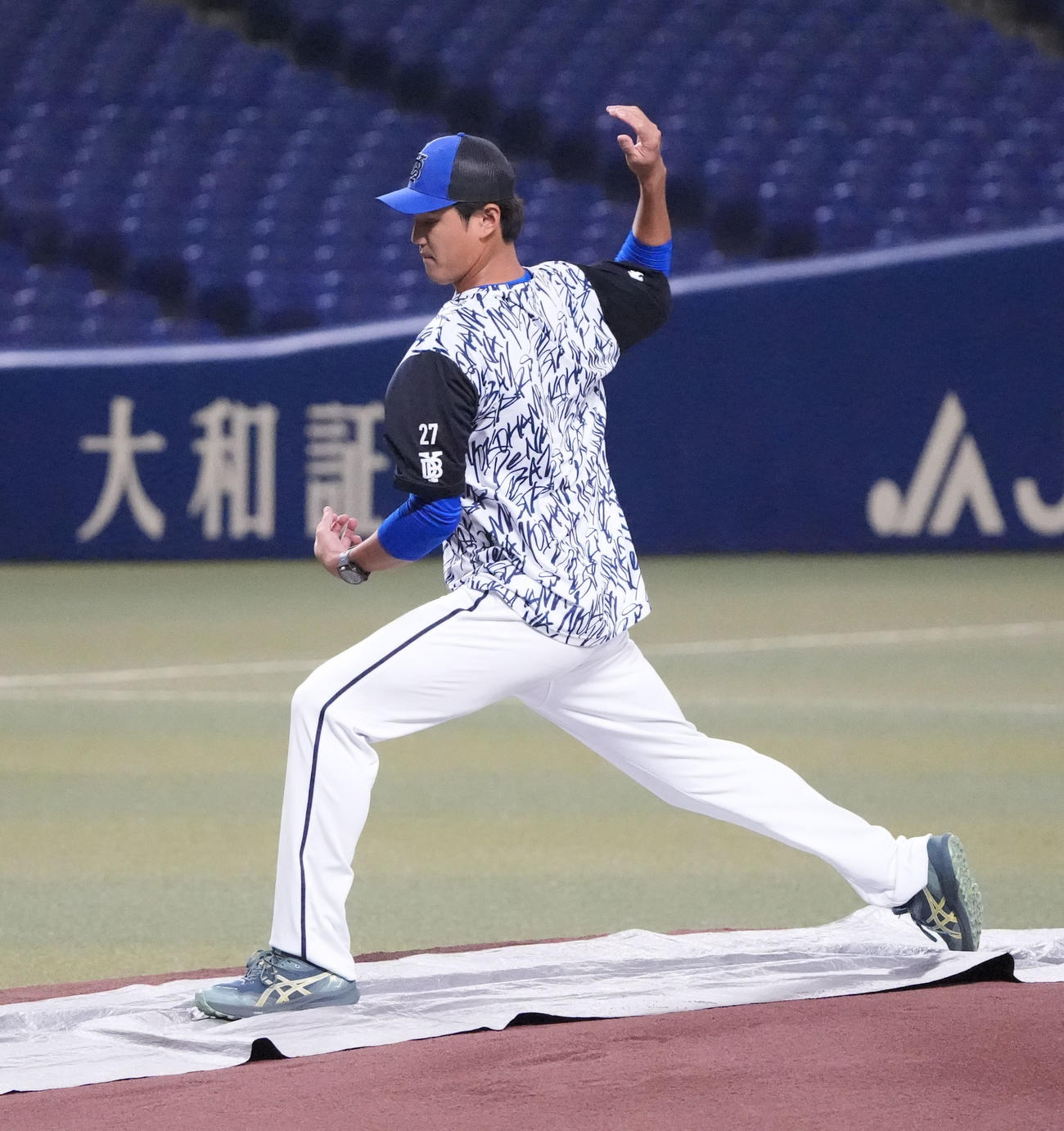 中日対DeNA　試合前、バンテリンドームのマウンドをチェックする藤浪（撮影・森本幸一）
