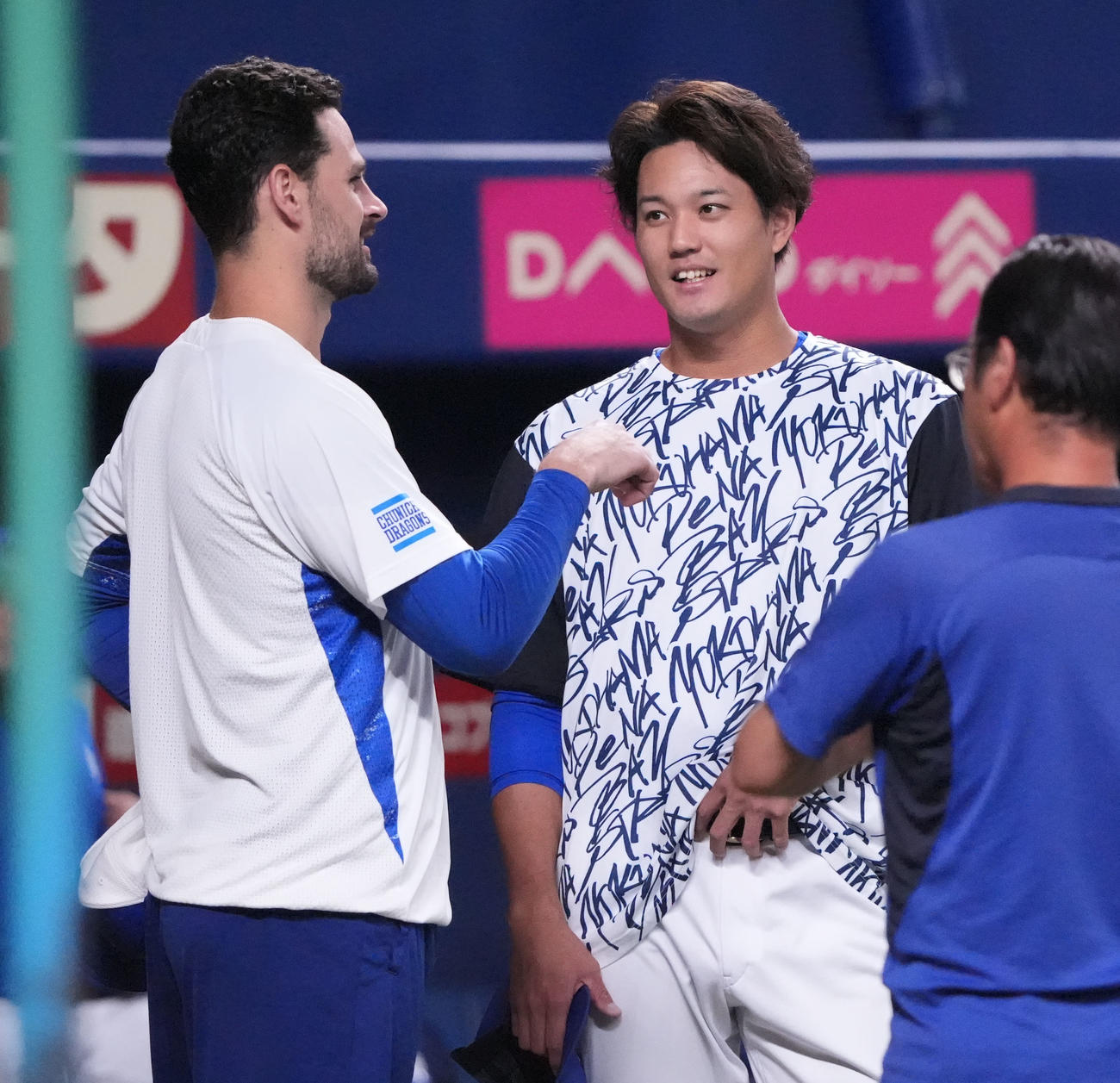 中日対DeNA　試合前、藤浪（右から2人目）はマラーとハグを交わす（撮影・森本幸一）