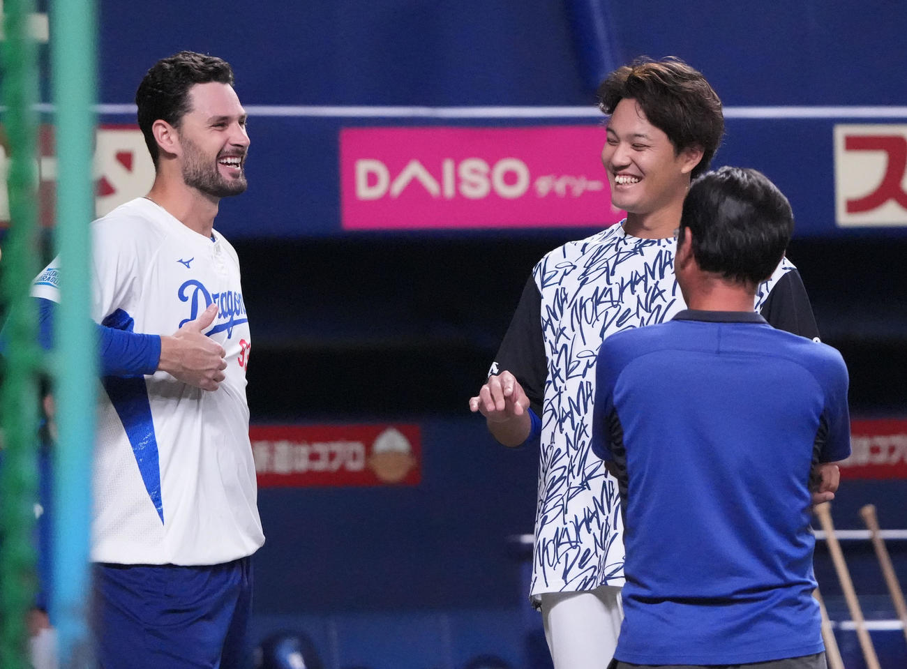 中日対DeNA　試合前、藤浪（右から2人目）はマラーとハグを交わす（撮影・森本幸一）