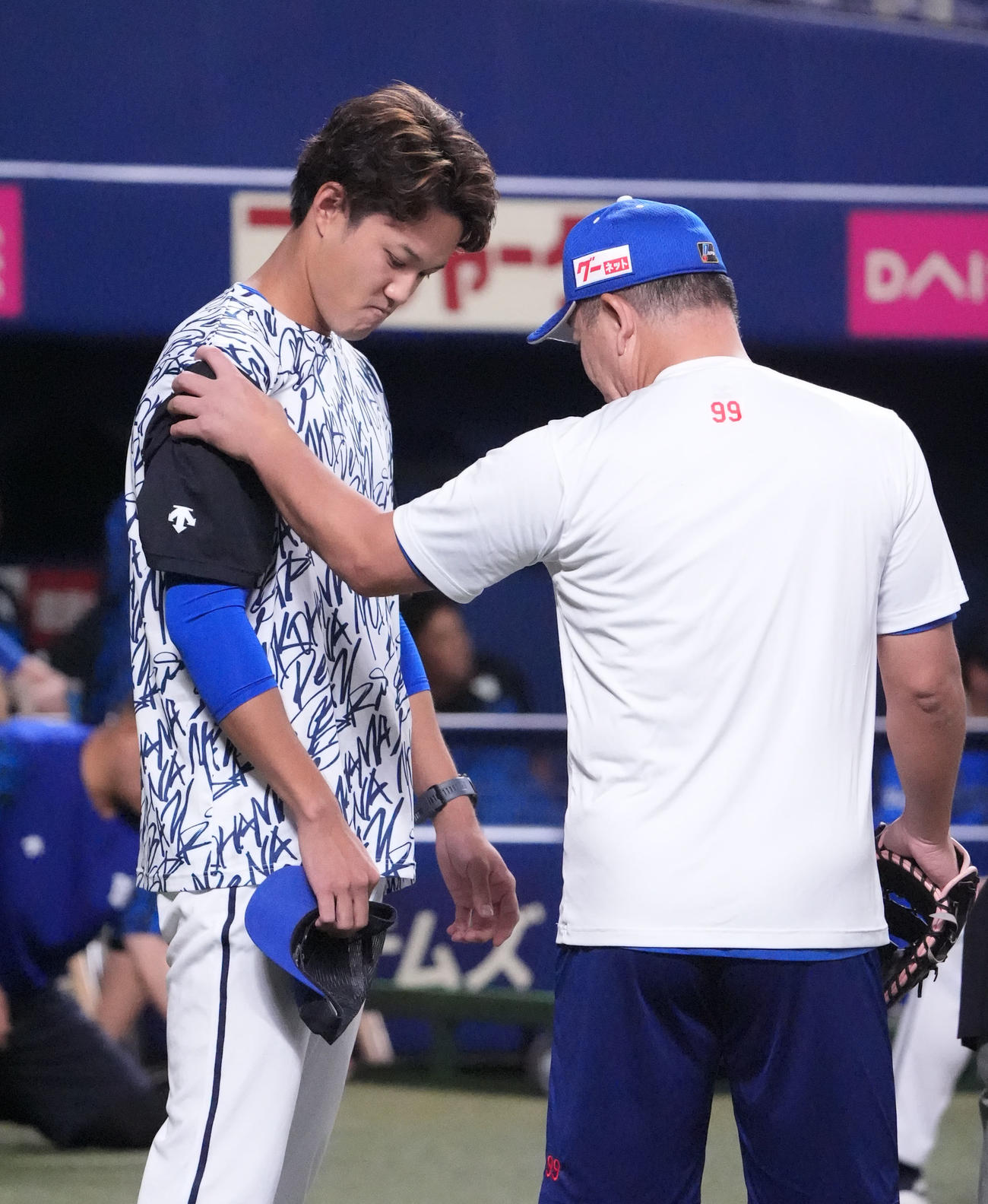 中日対DeNA　試合前、藤浪（左）は井上監督と言葉を交わす（撮影・森本幸一）