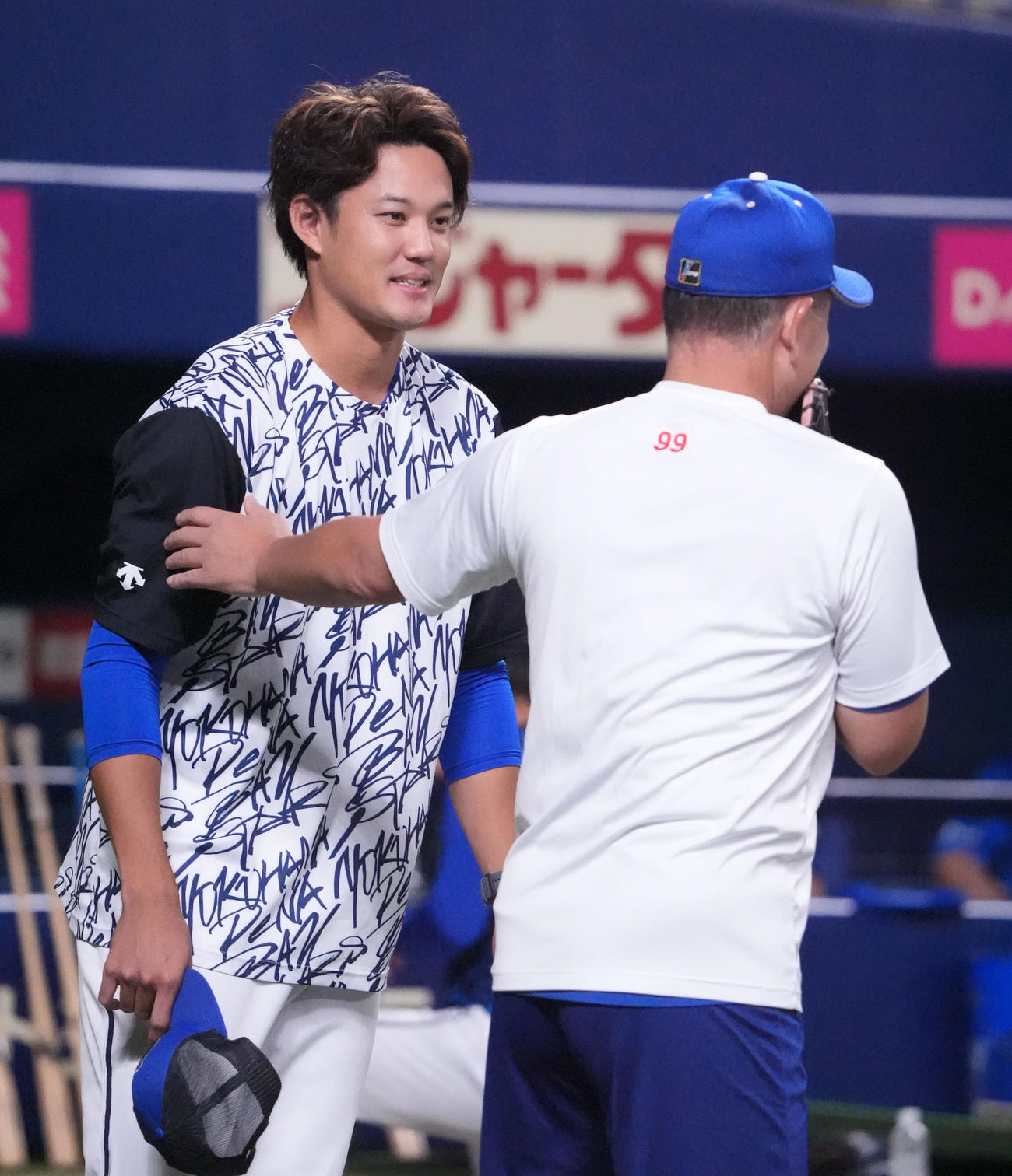 中日対DeNA　試合前、藤浪（左）は井上監督と言葉を交わす（撮影・森本幸一）