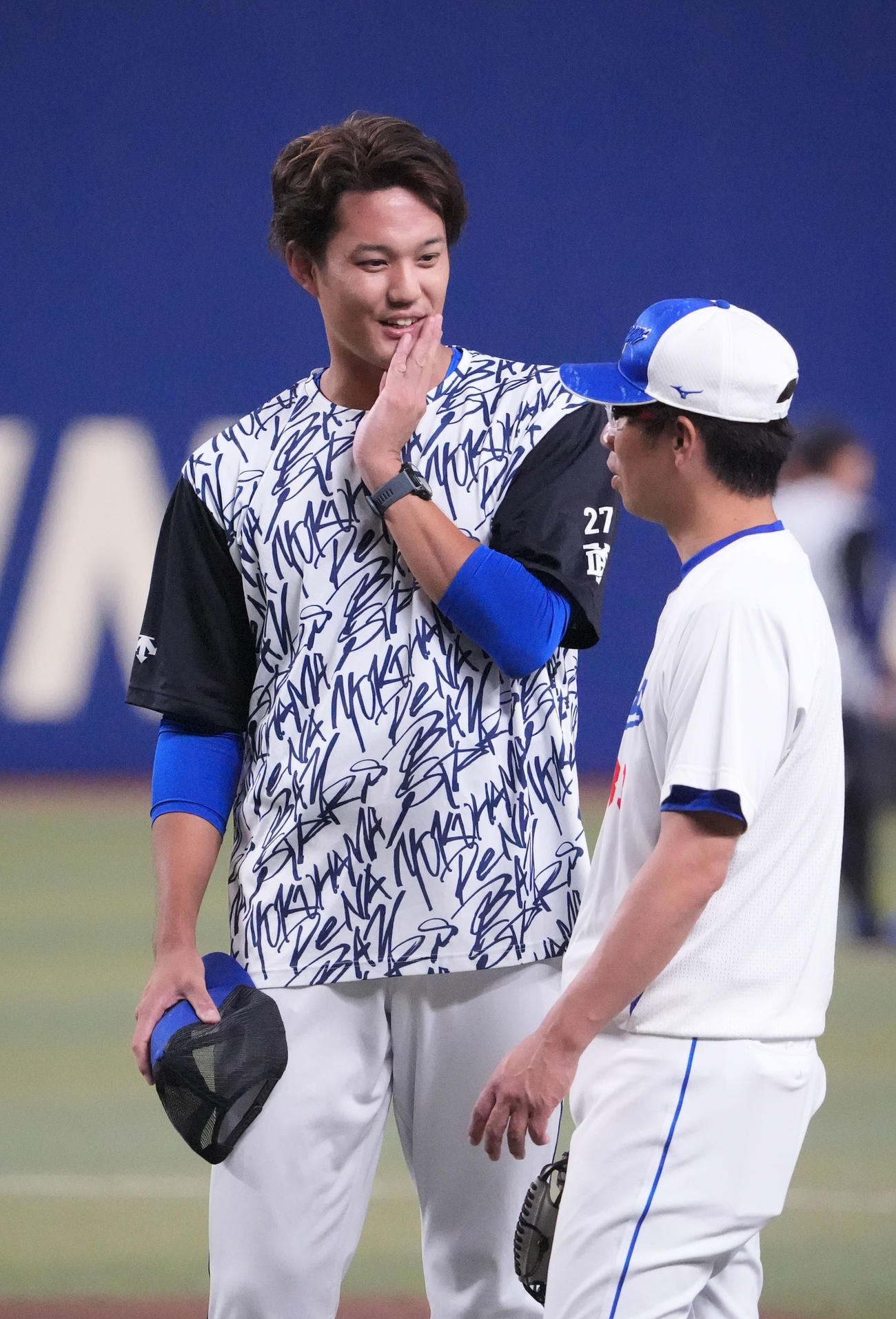中日対DeNA　試合前、藤浪（左）は山井投手コーチと言葉を交わす（撮影・森本幸一）