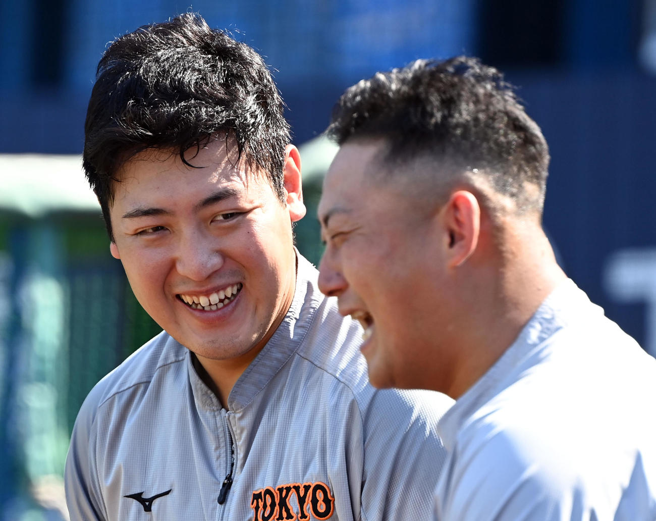 2022年10月2日　中田翔と談笑する巨人岡本和