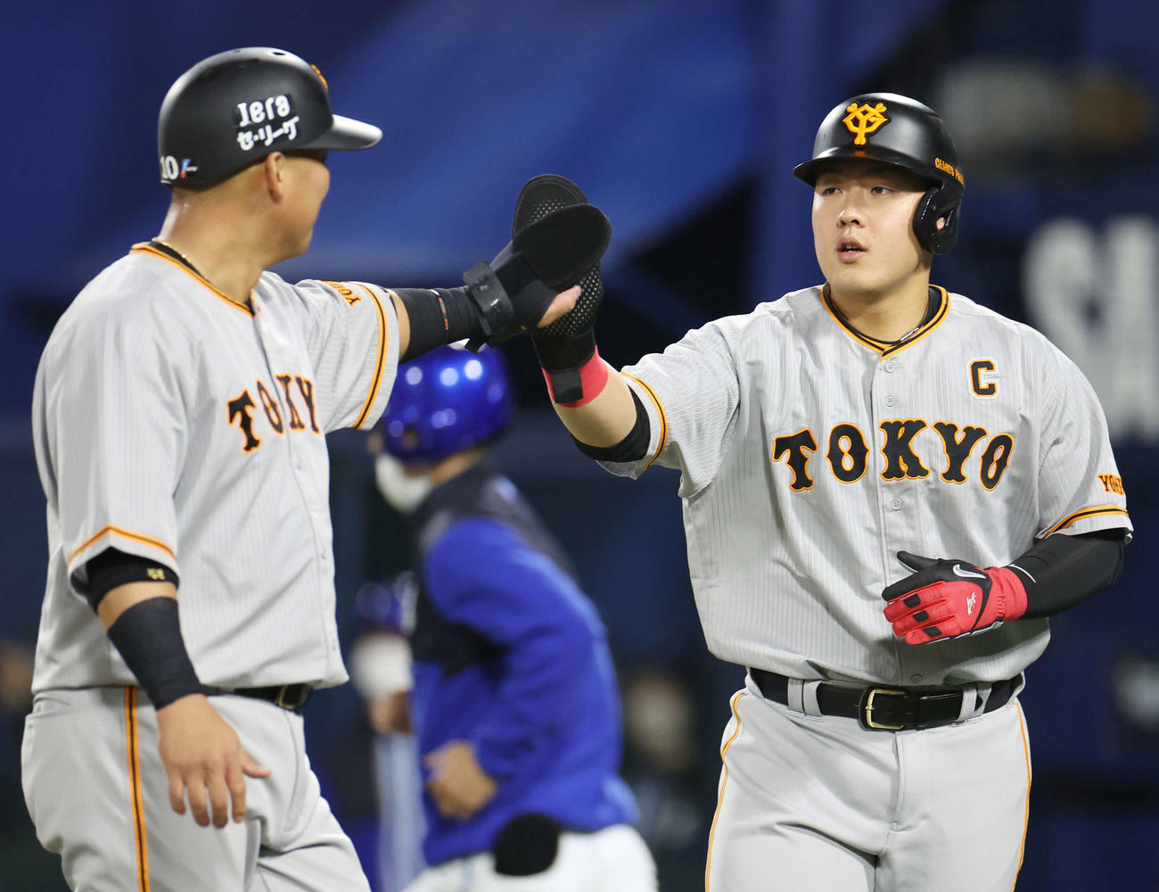 2023年4月4日　タッチを交わす中田翔（左）と岡本和