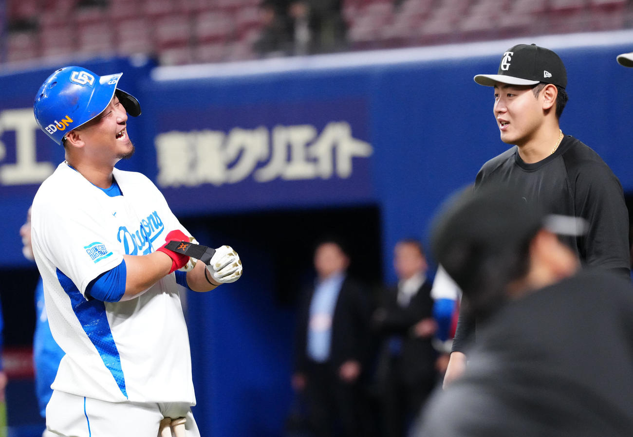 2024年4月4日中日対巨人　試合前、談笑する中日中田（左）と巨人岡本和