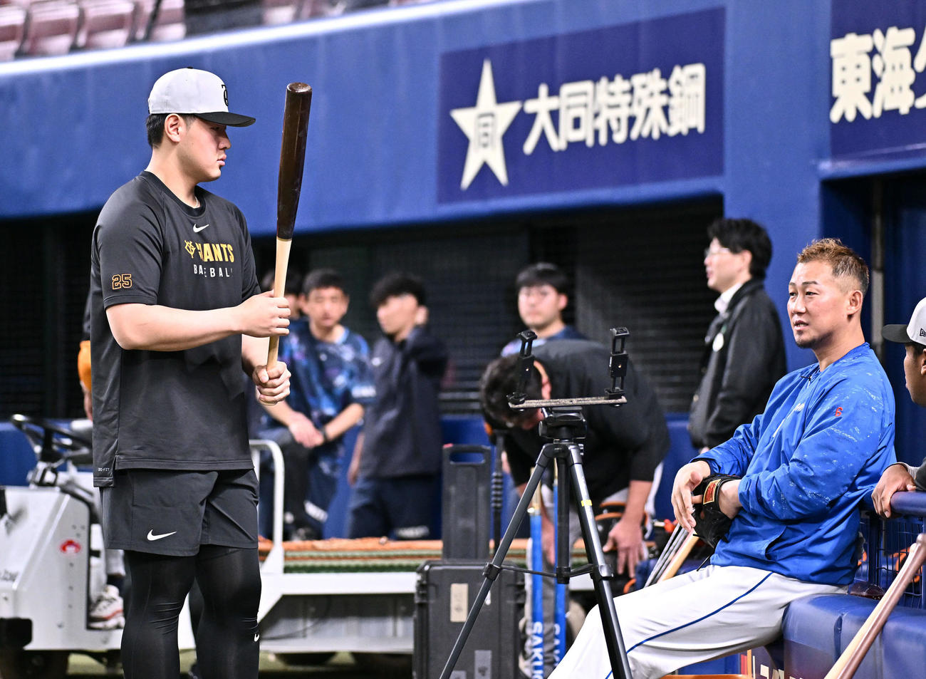 2025年4月1日中日対巨人　試合前練習で話す巨人岡本（左）と中日中田