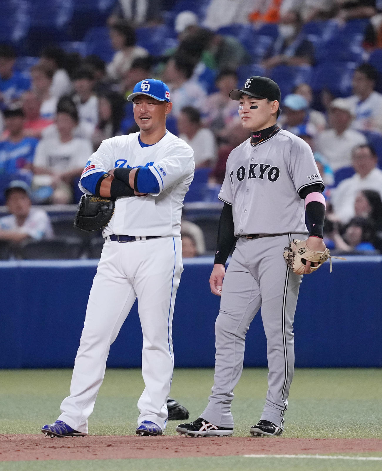 中日対巨人　試合前、巨人丸（右）と話す中日中田（2024年7月19日撮影）
