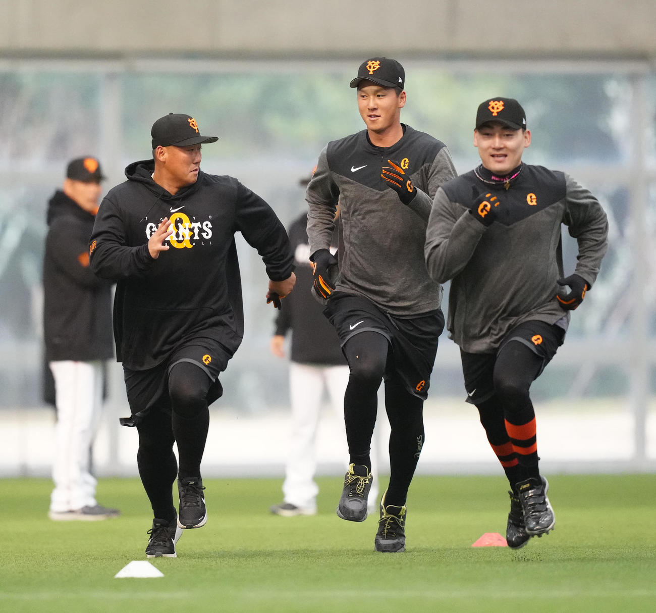 23年2月　ダッシュで巨人秋広優人（中央）を追い掛ける中田翔。右は丸