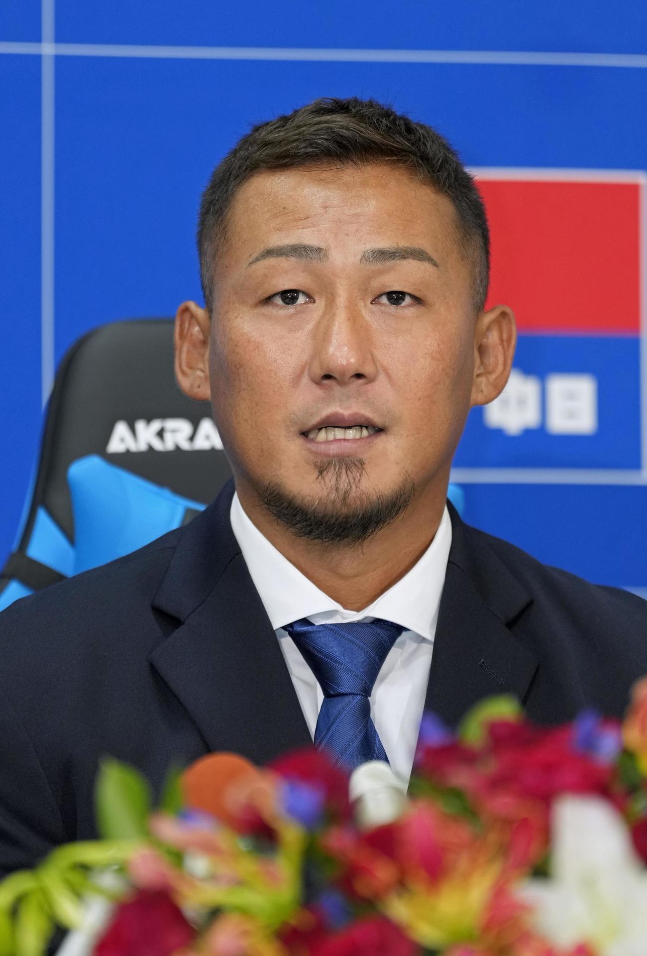 今季限りでの現役引退について、記者会見する中日の中田翔（共同）
