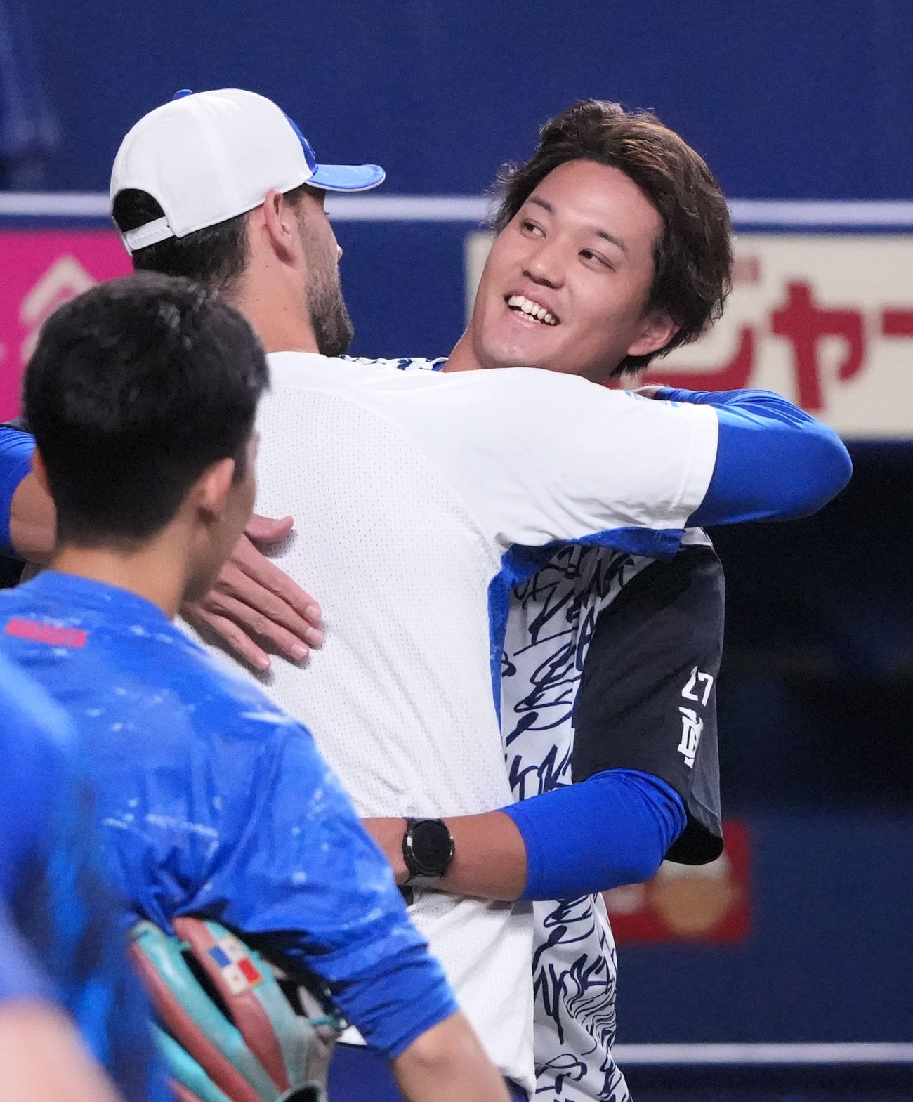 中日対DeNA　試合前、藤浪（右）はマラーとハグを交わす（撮影・森本幸一）