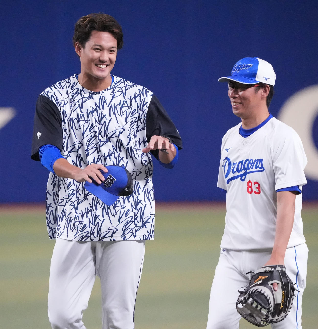 中日対DeNA　試合前、藤浪（左）は山井投手コーチと言葉を交わす（撮影・森本幸一）