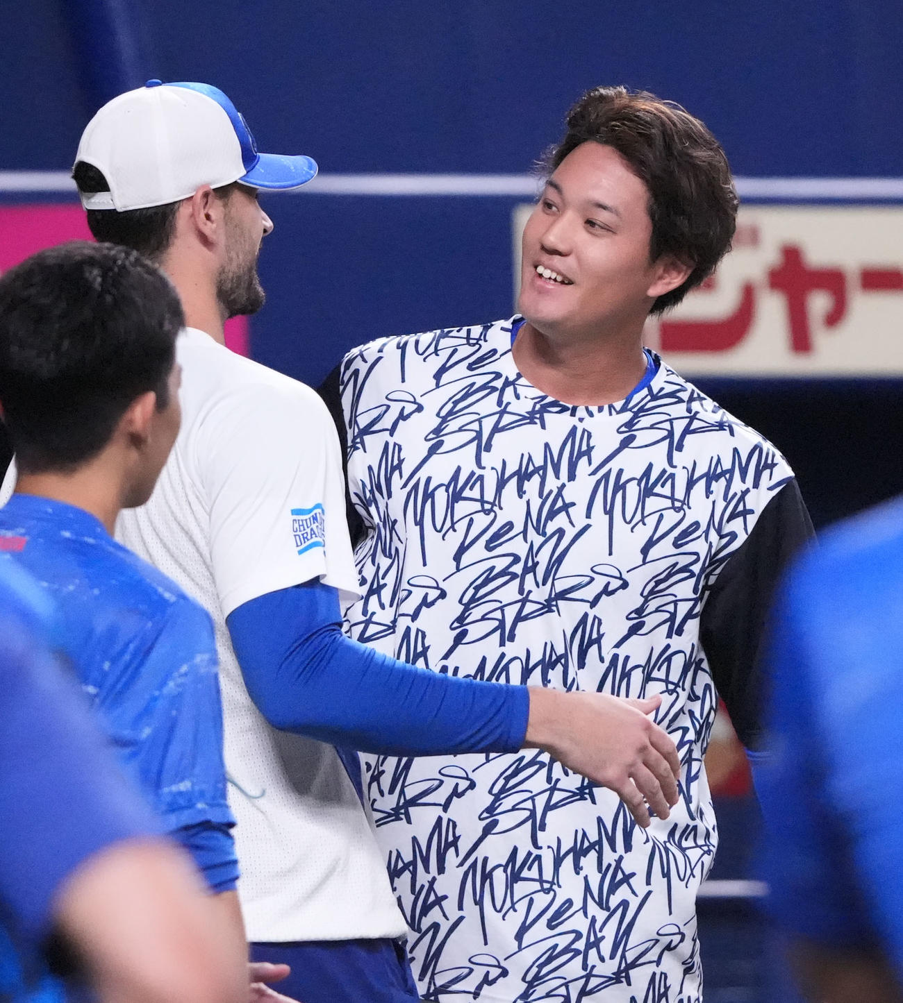 中日対DeNA　試合前、藤浪（右）はマラーとハグを交わす（撮影・森本幸一）