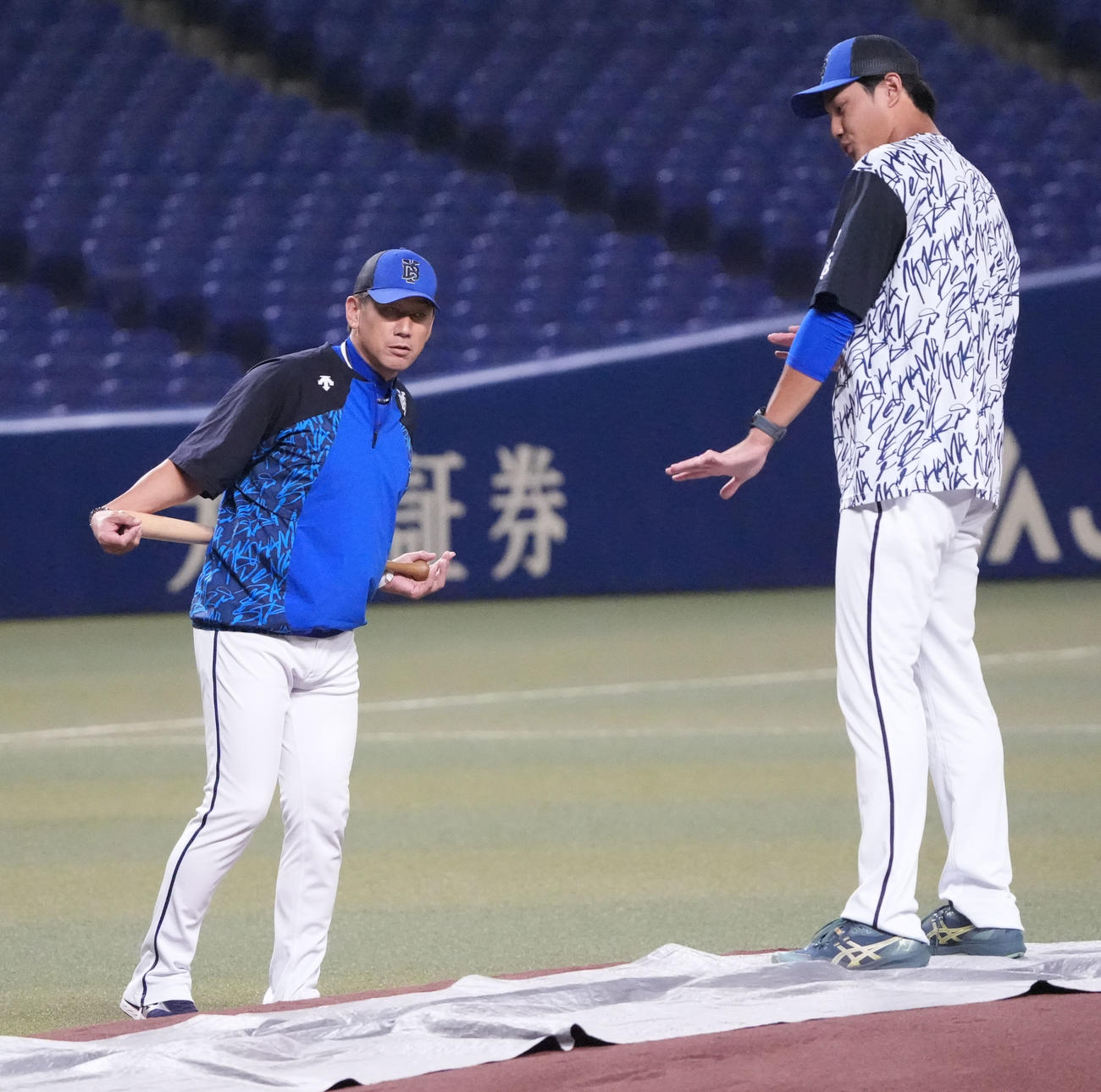 中日対DeNA　試合前、三浦監督（左）とバンテリンドームのマウンドをチェックする藤浪（撮影・森本幸一）