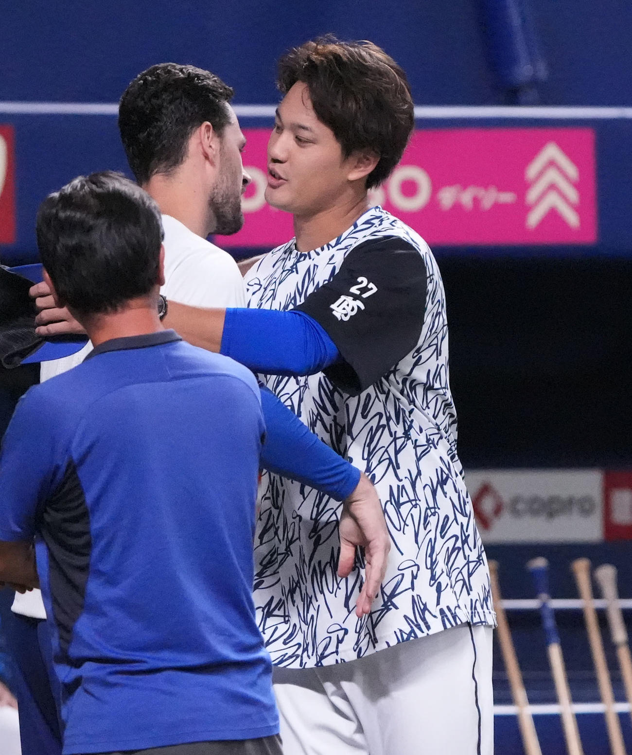 中日対DeNA　試合前、藤浪（右）はマラーとハグを交わす（撮影・森本幸一）