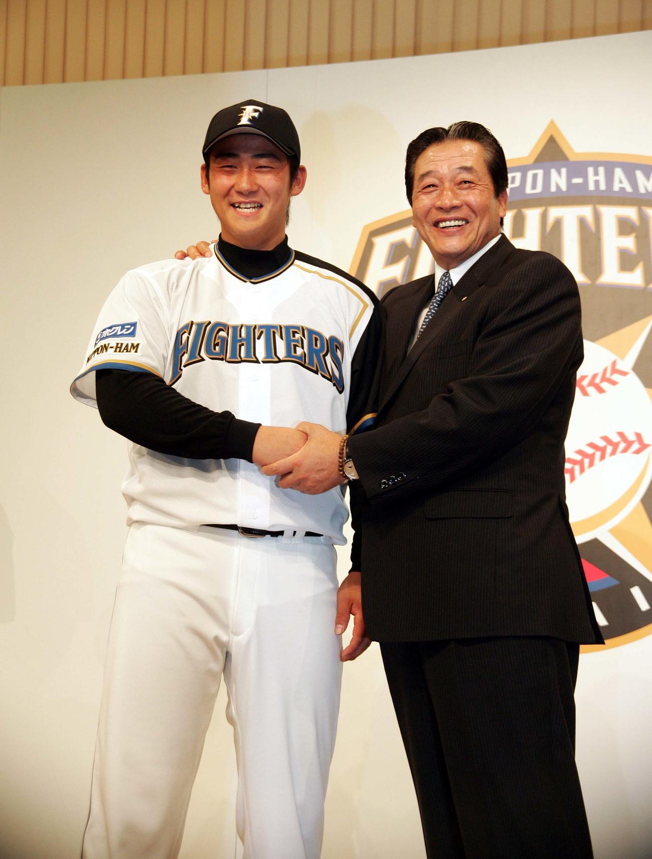07年12月、日本ハム新入団選手記者発表で梨田昌孝監督（右）と笑顔で握手する中田