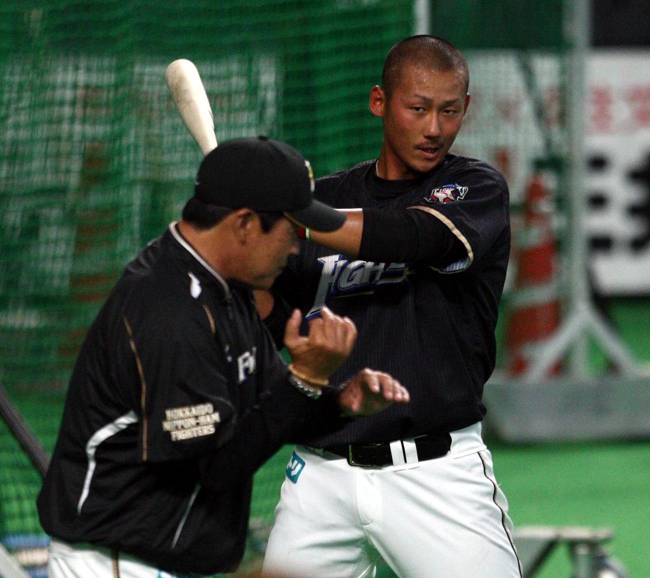 中田に打撃指導する梨田監督（2011年3月撮影）