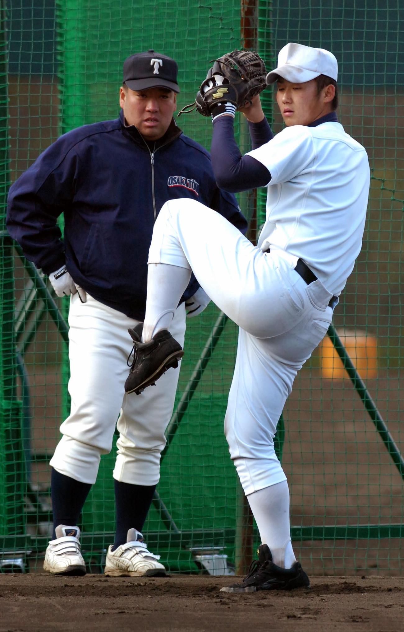 07年、「シートノックを終えた中田翔投手兼外野手はブルペンで軽い投球練習を行い、西谷浩一監督から指導をうける