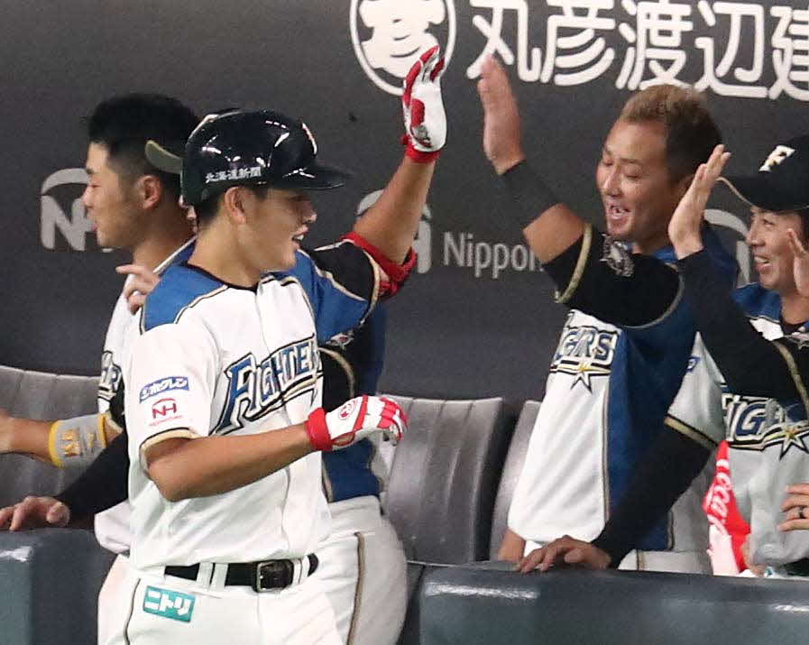 本塁打を放った野村を出迎える中田（2020年7月撮影）