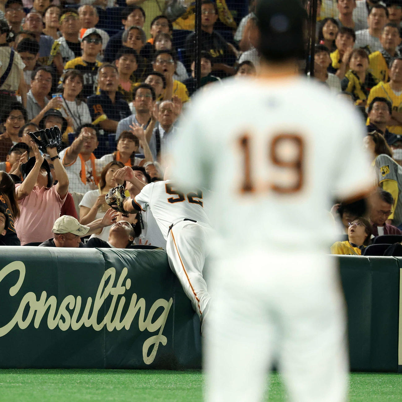 巨人対阪神　2回表阪神2死一、三塁、伊藤将のファウルで客席に飛び込むリチャード（撮影・浅見桂子）