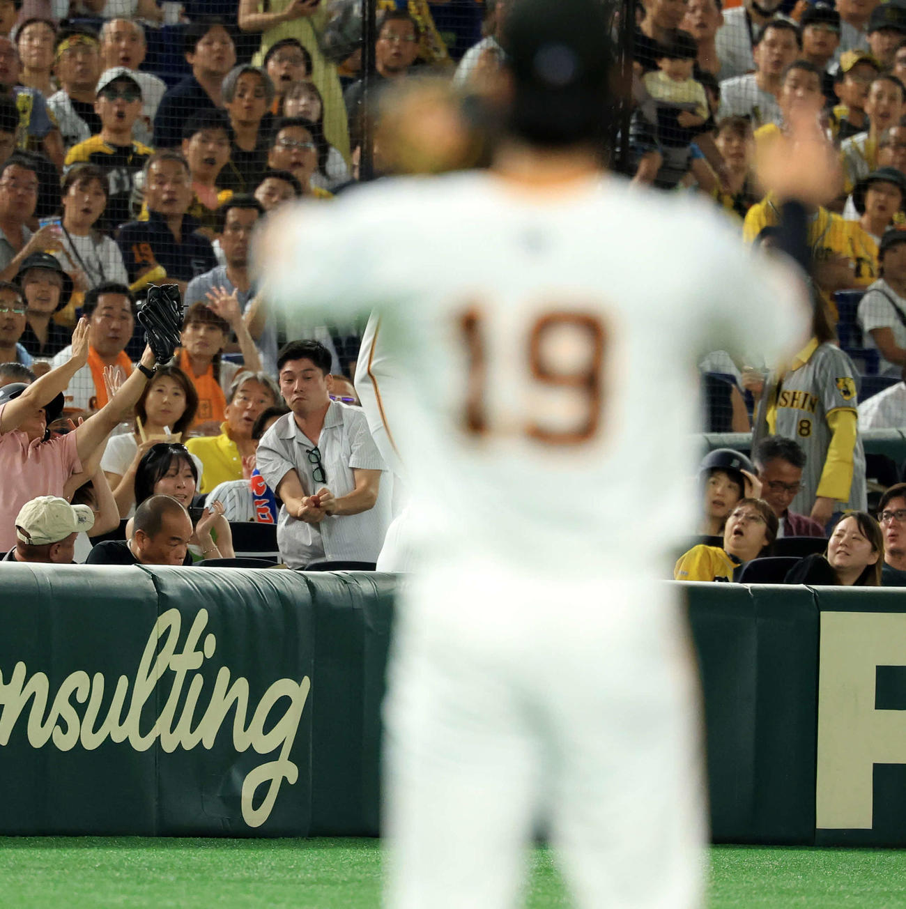 巨人対阪神　2回表阪神2死一、三塁、伊藤将のファウルで客席に飛び込むリチャード（撮影・浅見桂子）